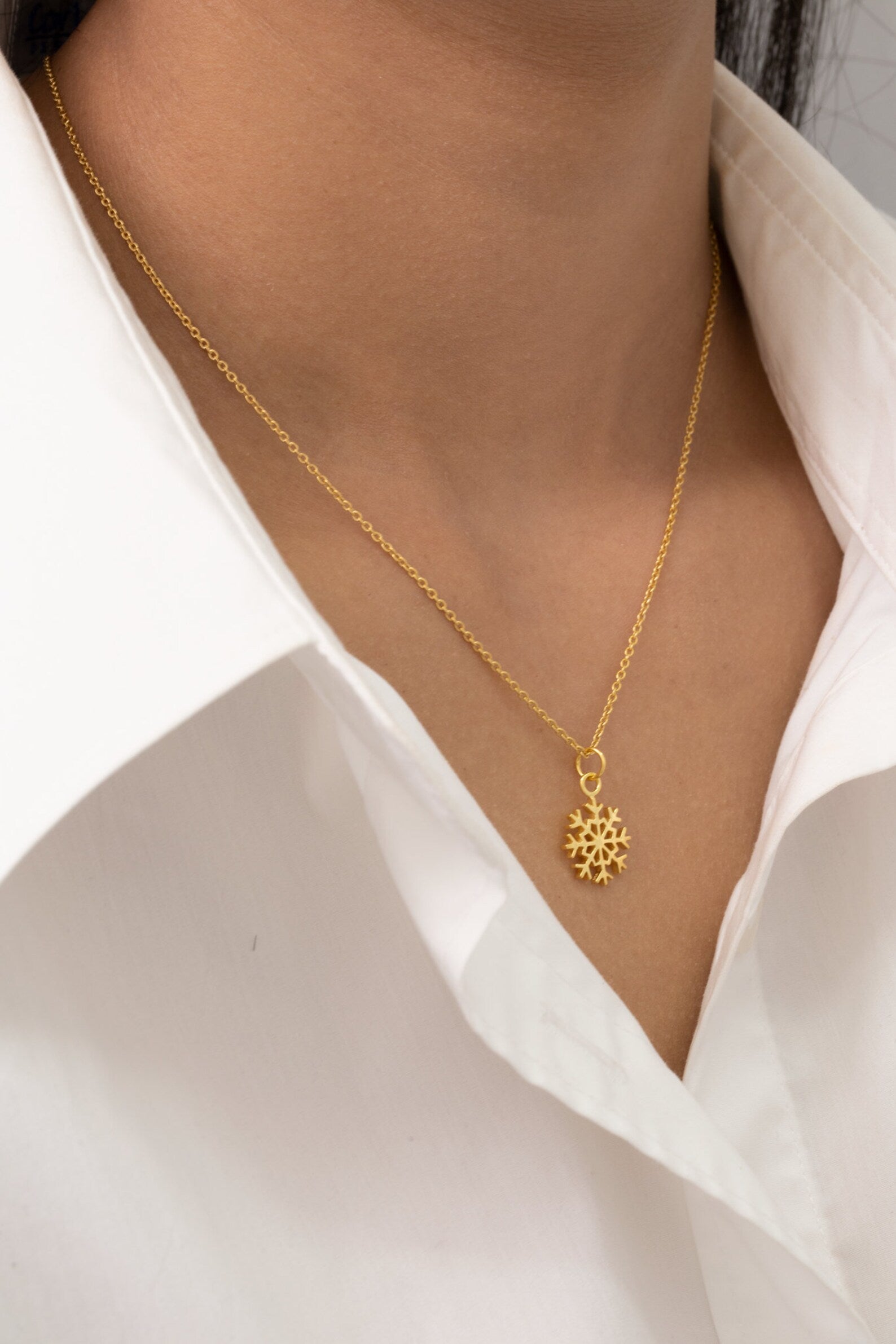 Minimalist Snowflake Necklace, Ice Crystal Necklace, Winter Necklace, Snowflake Necklace for Women, Christmas Necklace