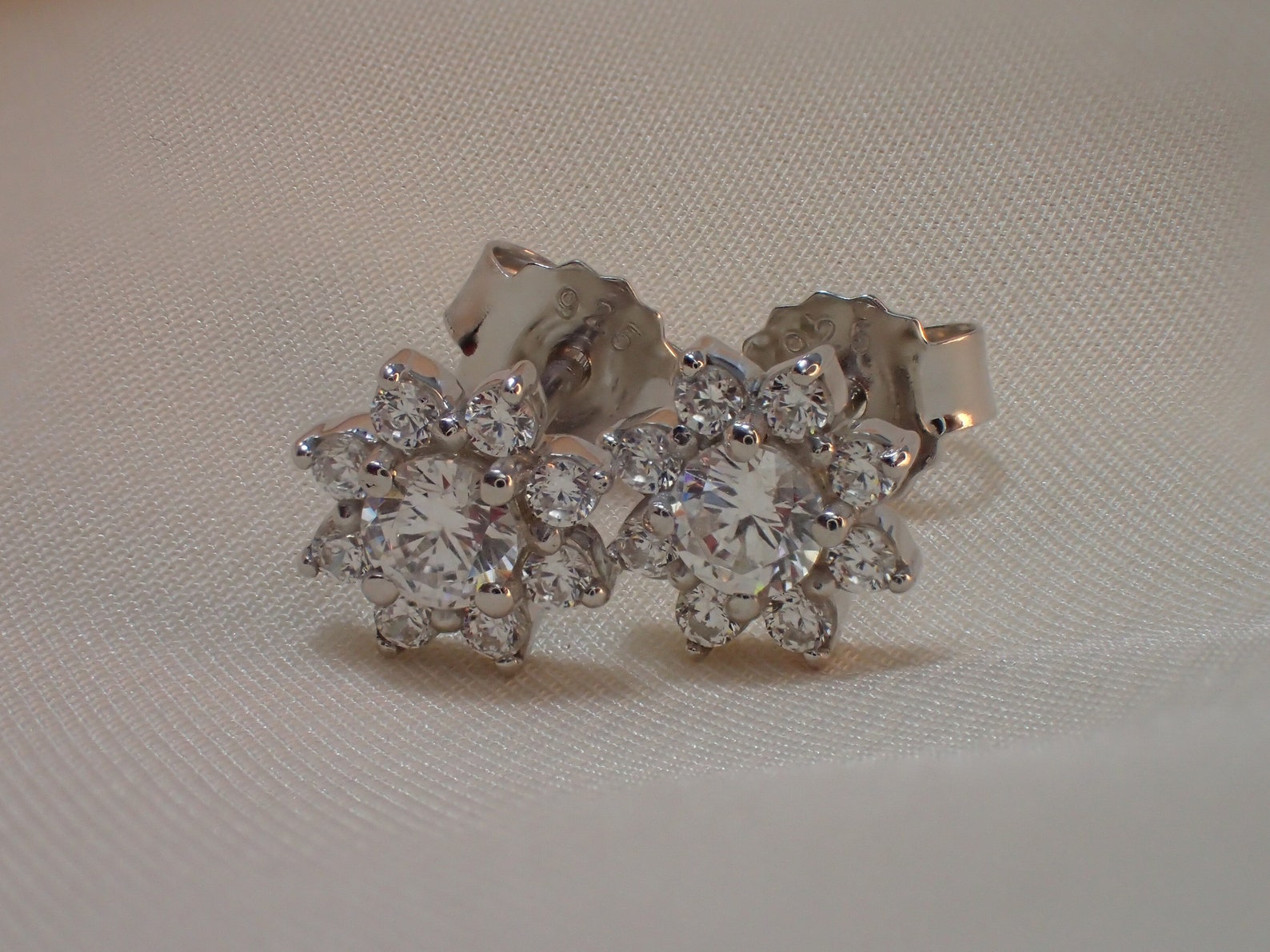 Moissanite Flower Stud Earrings / Flower Stud Charm / Moissanite Minimalist Earrings / Floral Jewelry Gift for Women, Wedding Gift