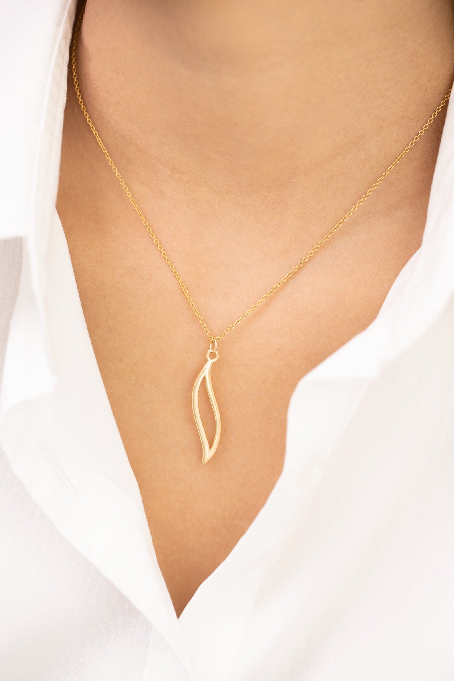 Leaf Charm Necklace, Leaf Pendant Necklace, Dainty Floral Charm Necklace, Bridal Necklace, Natural Jewelry