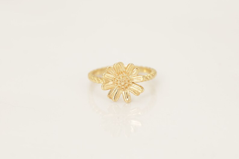 Daisy Flower Ring, Flower Infinity Ring, Floral Anniversary Ring, Delicate Ring, Minimalist Ring, Summer Jewelry