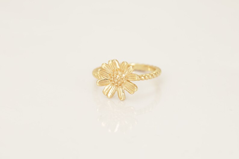 Daisy Flower Ring, Flower Infinity Ring, Floral Anniversary Ring, Delicate Ring, Minimalist Ring, Summer Jewelry