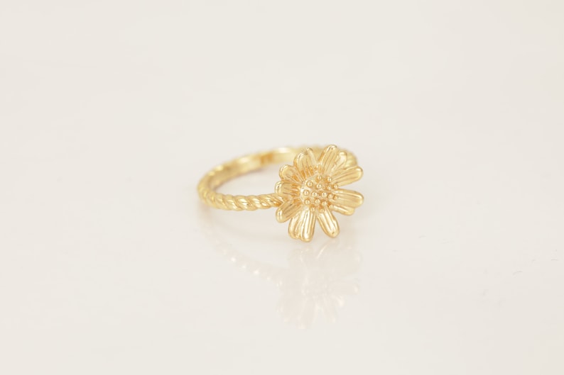 Daisy Flower Ring, Flower Infinity Ring, Floral Anniversary Ring, Delicate Ring, Minimalist Ring, Summer Jewelry