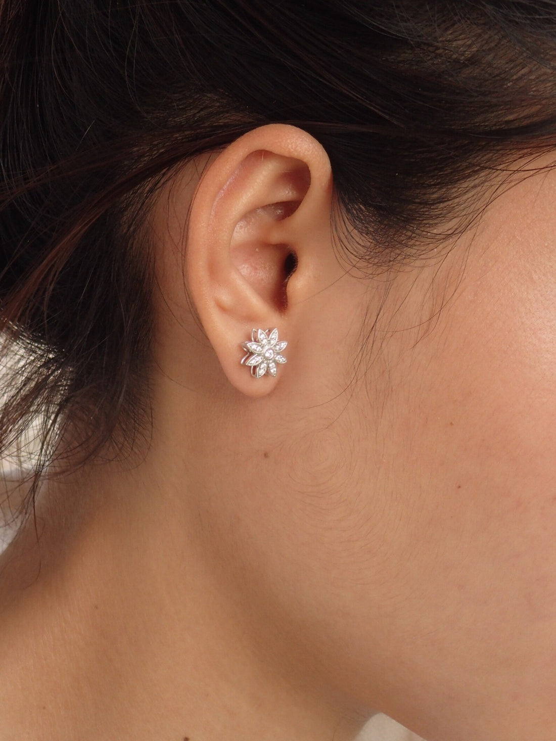 Daisy Stud Earrings / flower earrings / Diamonds Minimalist Earrings / Floral Jewelry