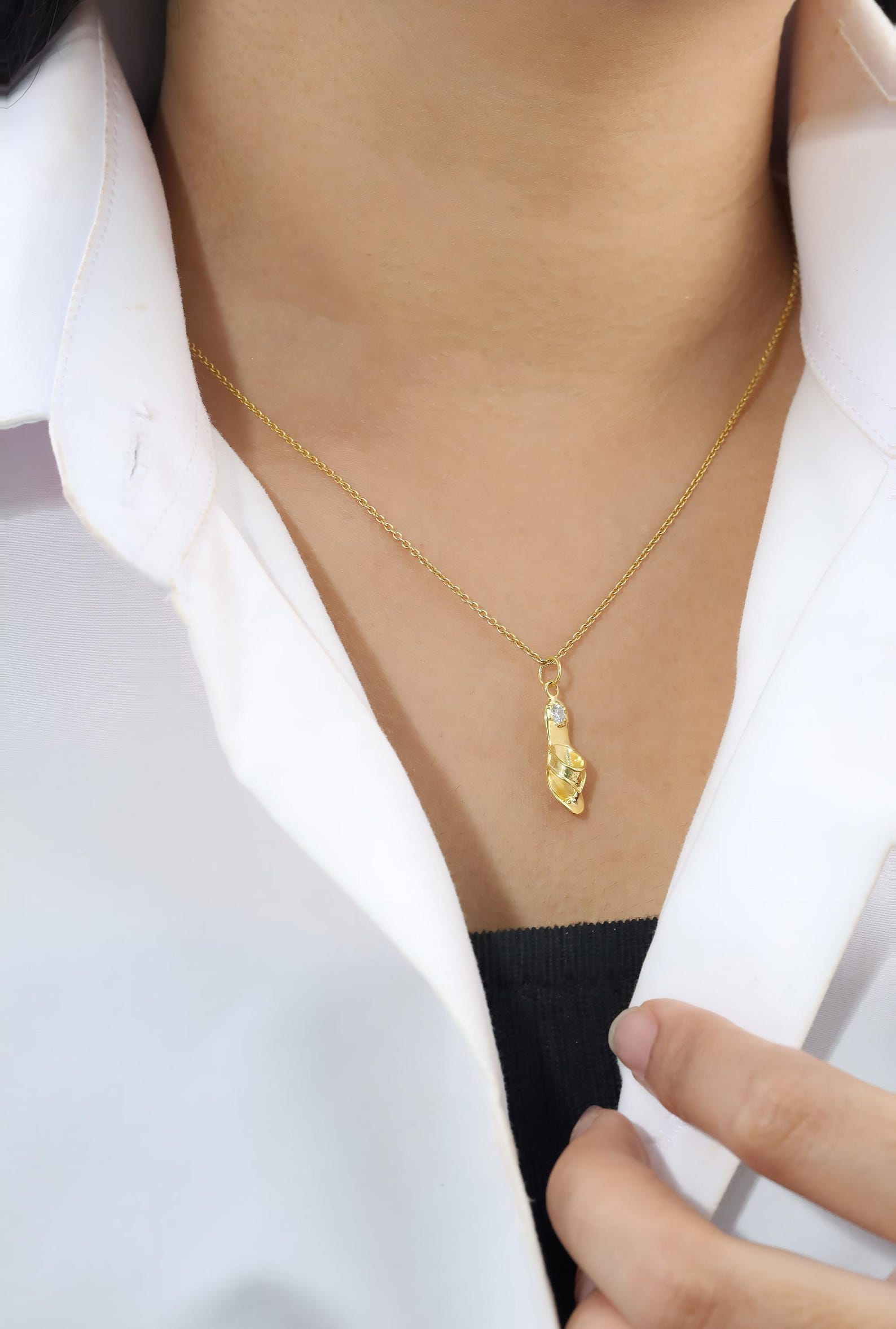 Sandal Shoe Charm Pendant Necklace, Dainty Minimalist Sandal Jewelry, Ladies Shoe Charm Necklace, Bridesmaids Gifts