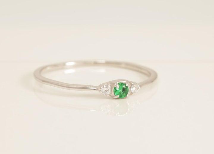 Minimalist Three Stone Emerald Ring, May Birthstone Ring, Vintage Emerald Ring, Diamond Engagement Ring Gift for Her