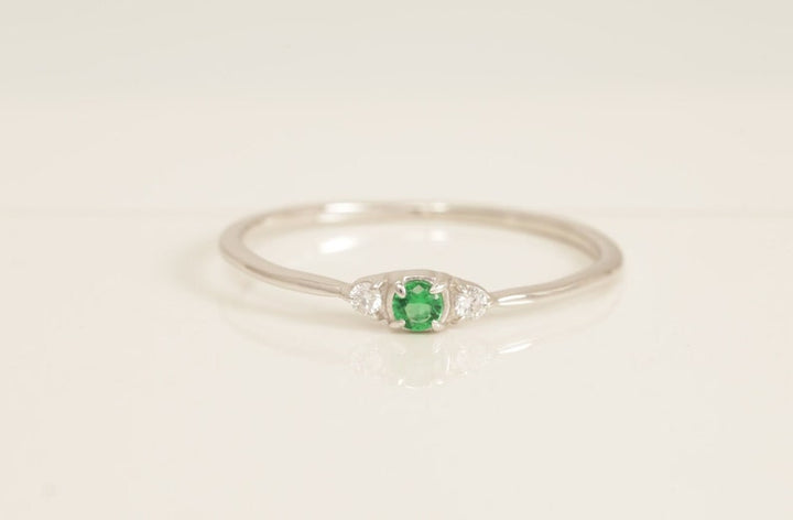 Minimalist Three Stone Emerald Ring, May Birthstone Ring, Vintage Emerald Ring, Diamond Engagement Ring Gift for Her