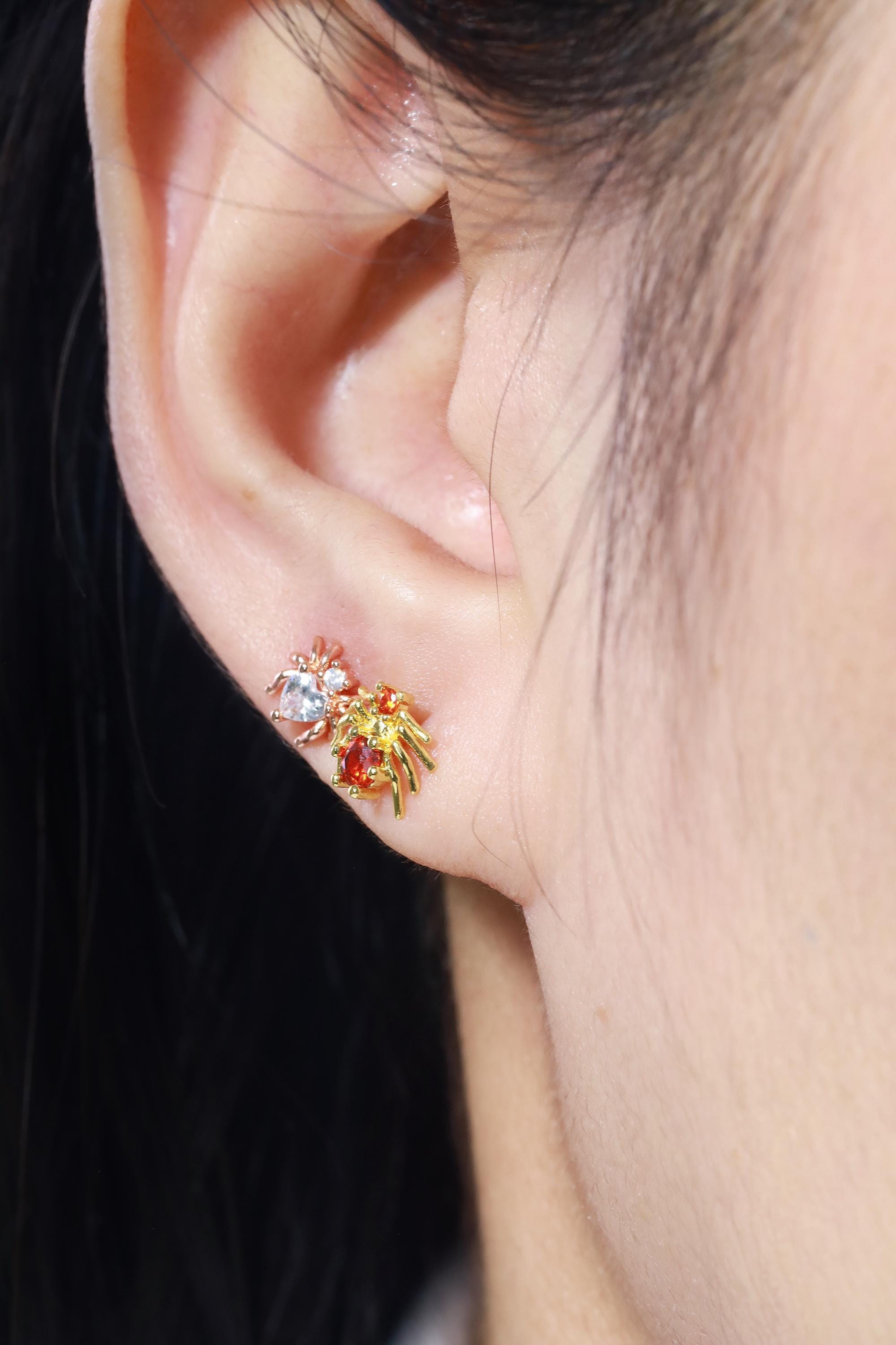 Ruby Spider Stud Earrings, Gothic Halloween Spider Stud Earrings, Realistic Insect Earrings, Gift for Animal Lover, Halloween Earrings