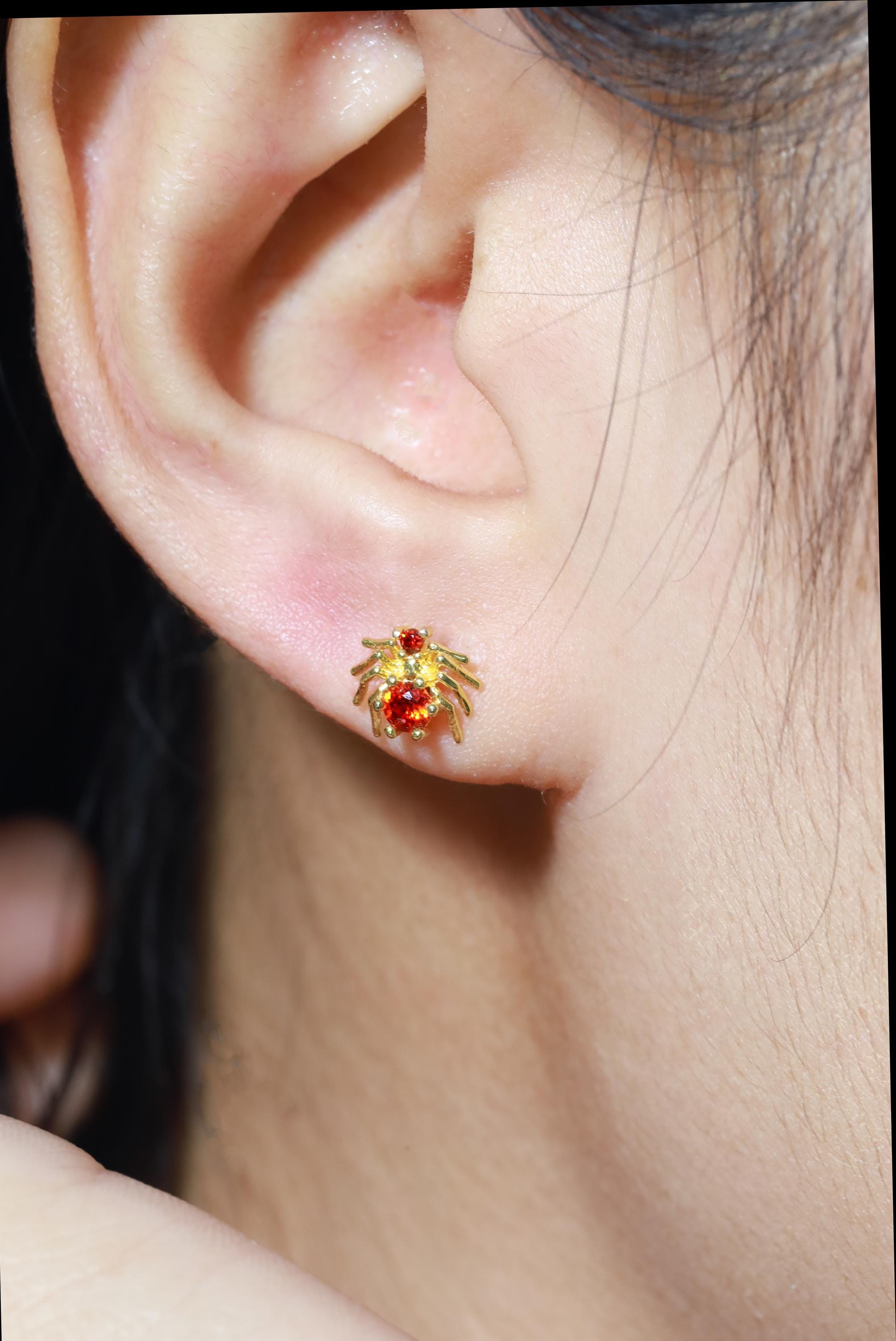 Ruby Spider Stud Earrings, Gothic Halloween Spider Stud Earrings, Realistic Insect Earrings, Gift for Animal Lover, Halloween Earrings