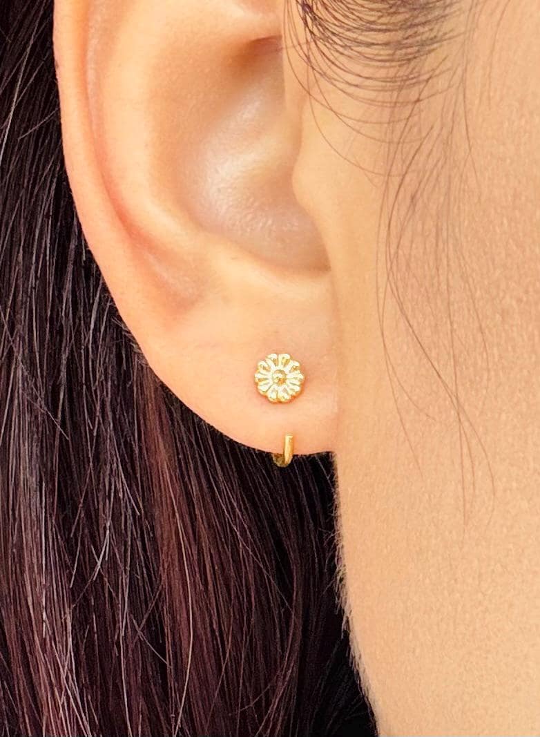Daisy Flower Open Huggies Earrings Gold Daisy Hoop Earrings Flower Hoop Earrings Silver Daisy Hoops Daisy Charm Earrings Floral Earrings