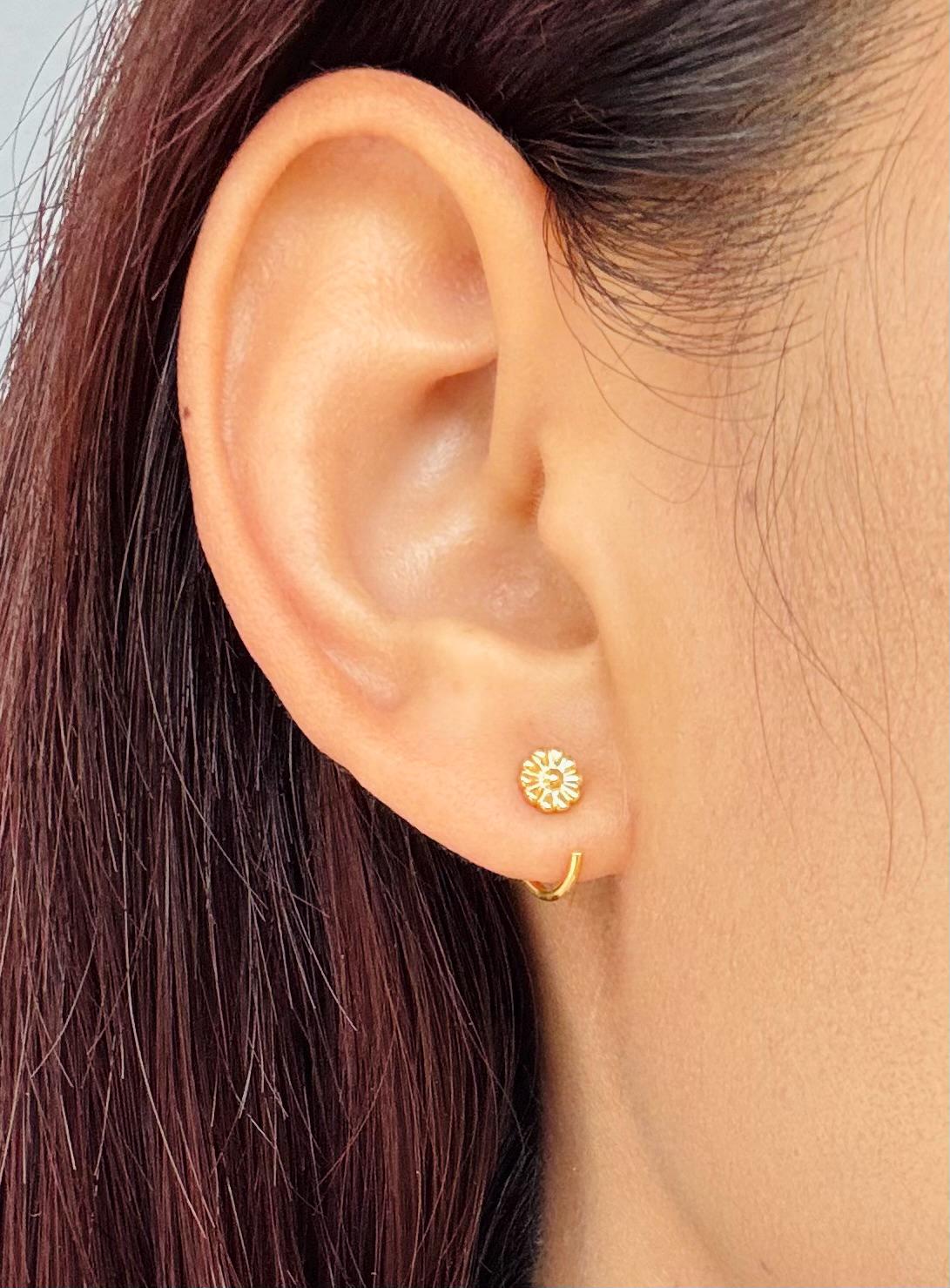 Daisy Flower Open Huggies Earrings Gold Daisy Hoop Earrings Flower Hoop Earrings Silver Daisy Hoops Daisy Charm Earrings Floral Earrings