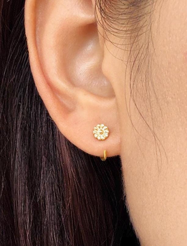 Daisy Flower Open Huggies Earrings Gold Daisy Hoop Earrings Flower Hoop Earrings Silver Daisy Hoops Daisy Charm Earrings Floral Earrings