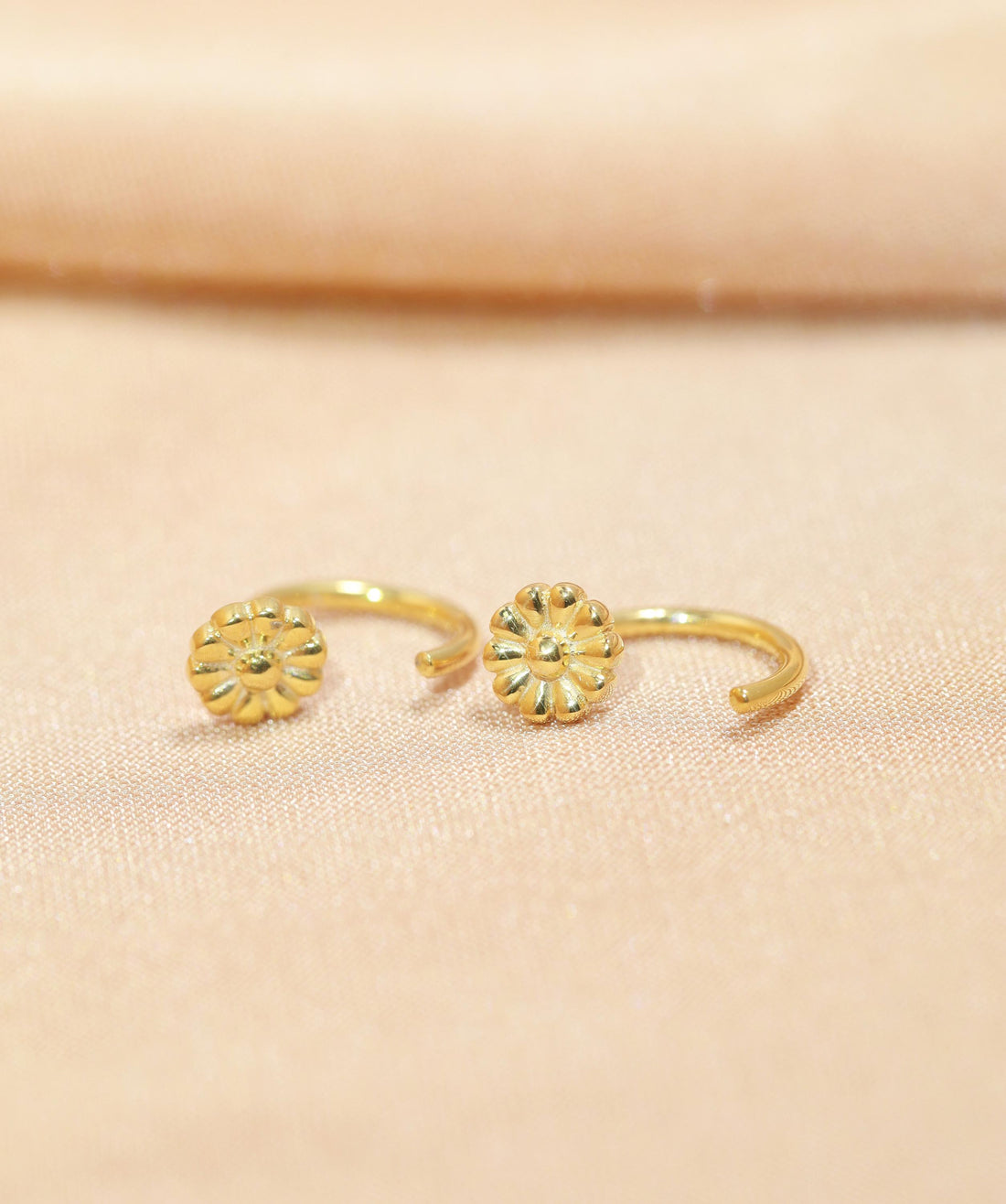 Daisy Flower Open Huggies Earrings Gold Daisy Hoop Earrings Flower Hoop Earrings Silver Daisy Hoops Daisy Charm Earrings Floral Earrings