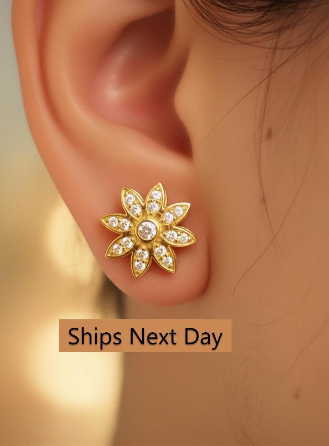 Daisy Diamond Stud Earrings / Flower Earrings / Diamonds Minimalist Earrings / Floral Jewelry / In Stock