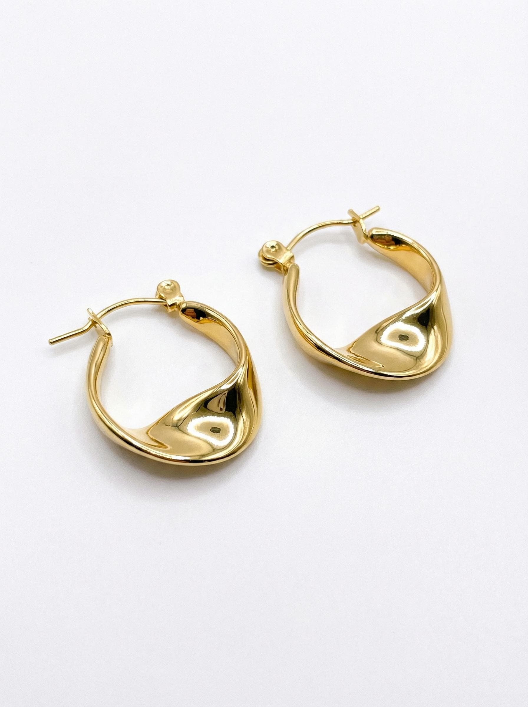 Twisted Plain Hoop Earring, 18K Gold Plated Huggie Hoops, Geometric Ear Buckle, Bridal Earrings Gift for Women