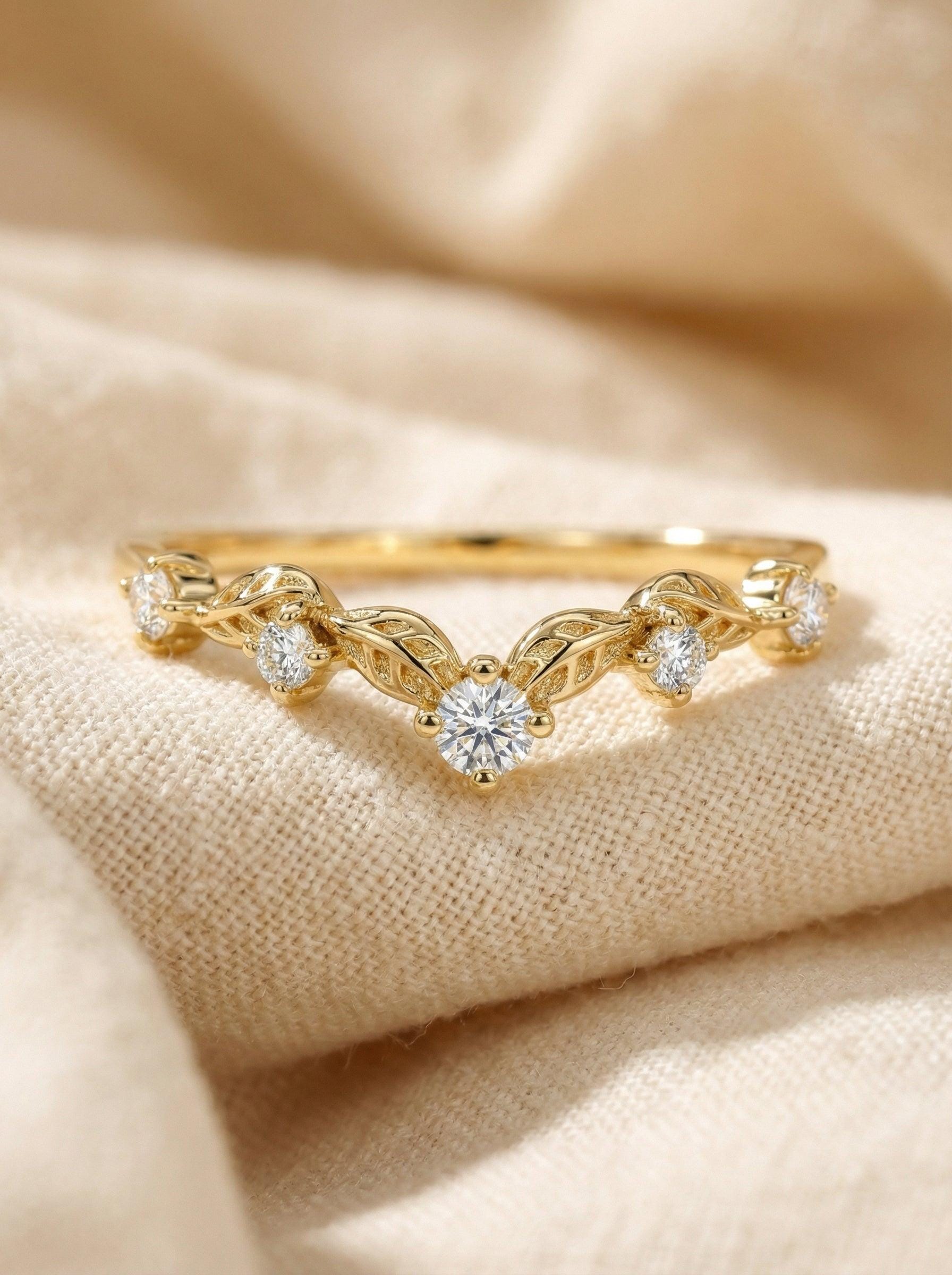 Vintage Moissanite Wedding Ring, Unique Curved Band, Vintage Anniversary Ring Gift for Women