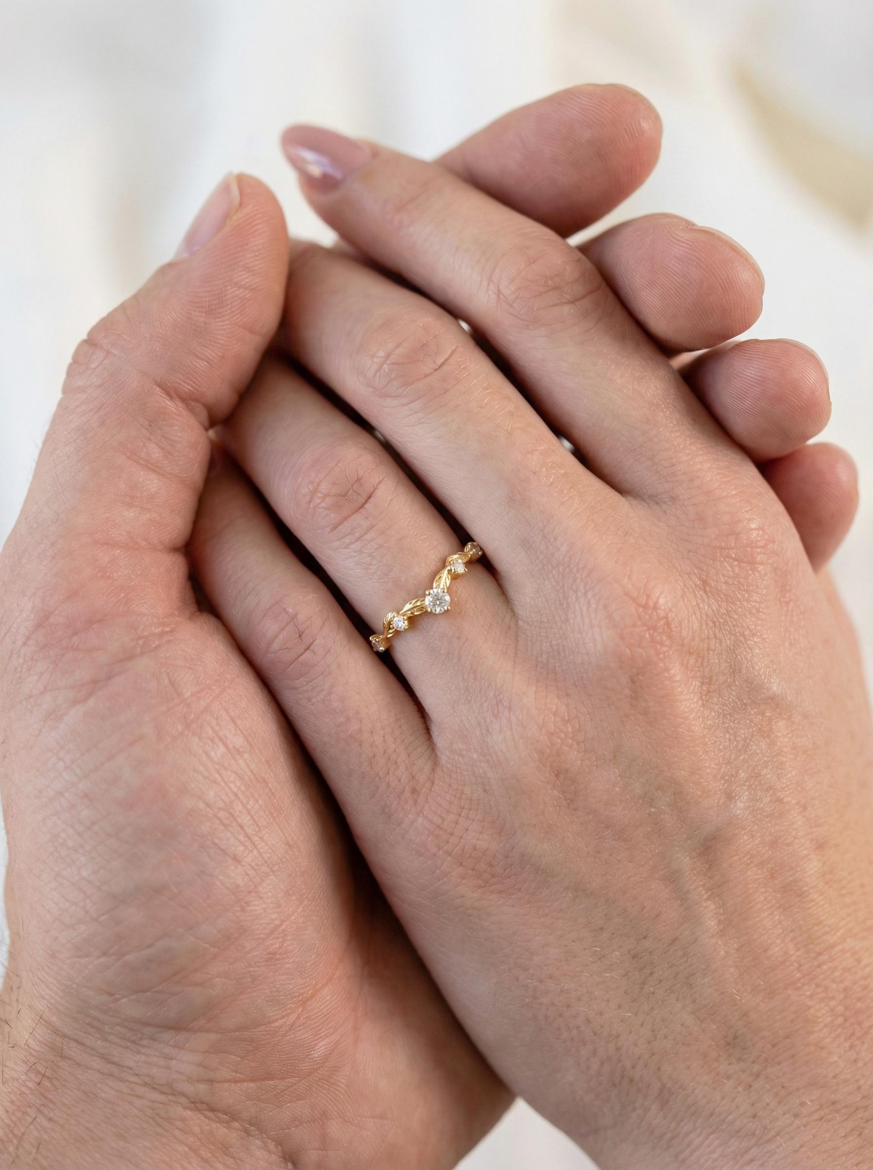 Vintage Moissanite Wedding Ring, Unique Curved Band, Vintage Anniversary Ring Gift for Women