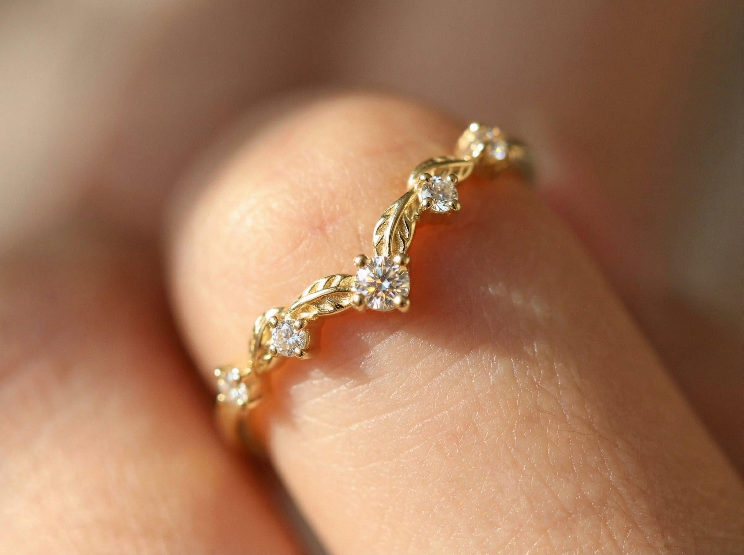 Vintage Moissanite Wedding Ring, Unique Curved Band, Vintage Anniversary Ring Gift for Women