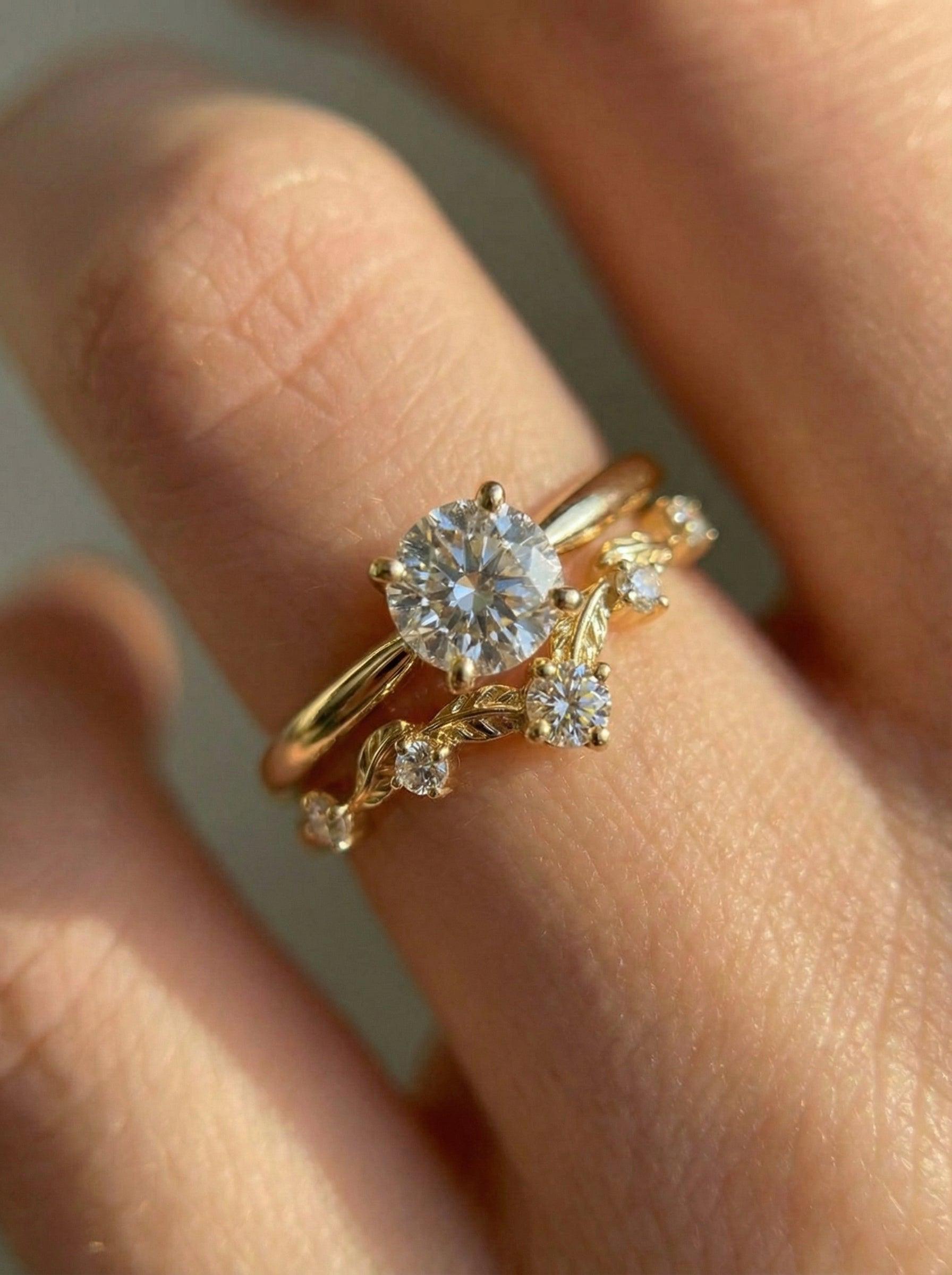 Vintage Moissanite Wedding Ring, Unique Curved Band, Vintage Anniversary Ring Gift for Women