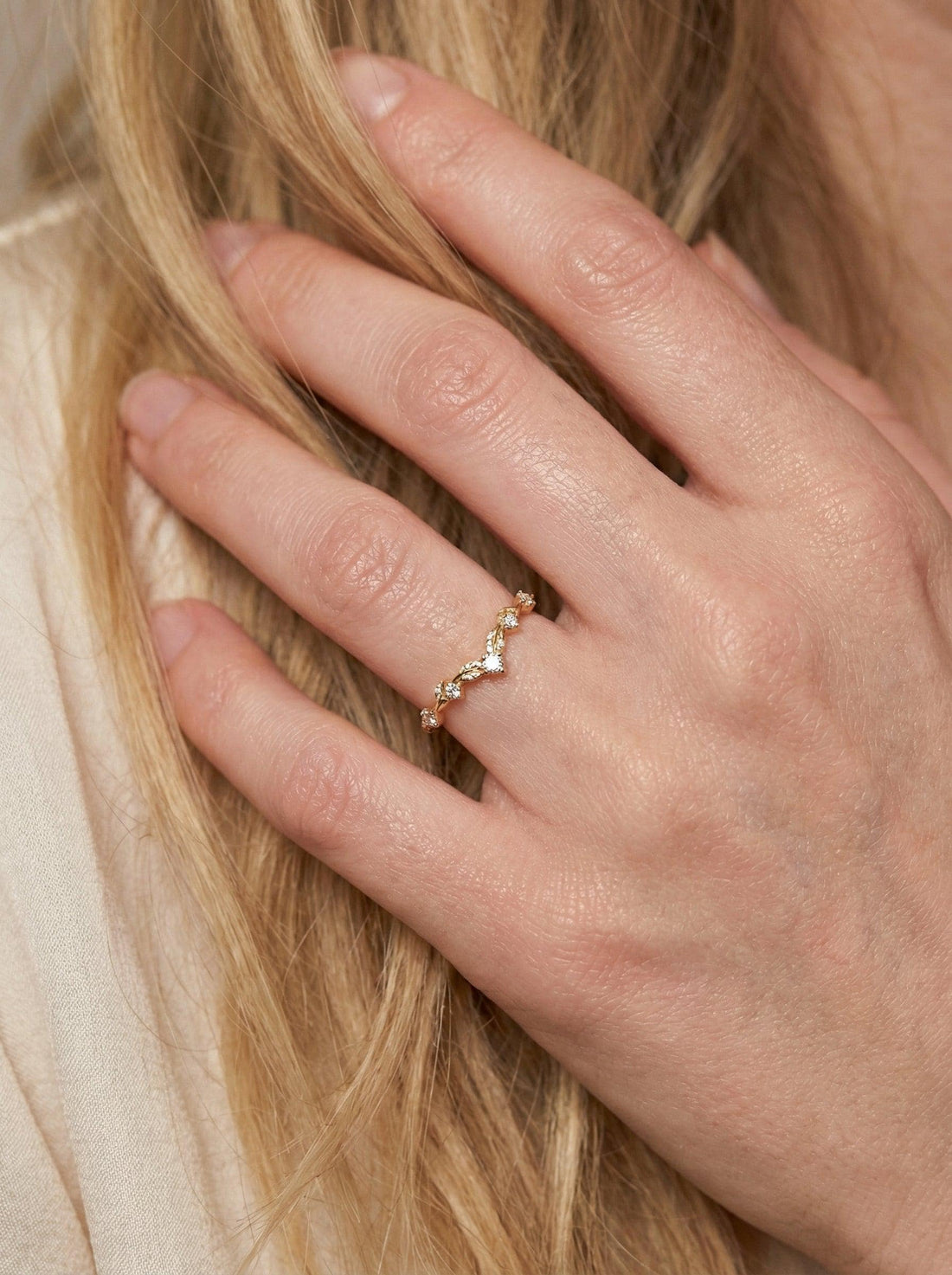 Vintage Moissanite Wedding Ring, Unique Curved Band, Vintage Anniversary Ring Gift for Women