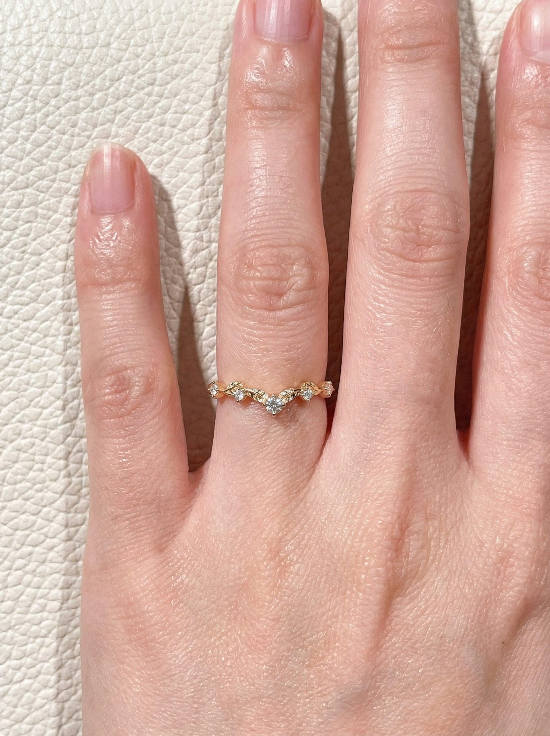 Vintage Moissanite Wedding Ring, Unique Curved Band, Vintage Anniversary Ring Gift for Women