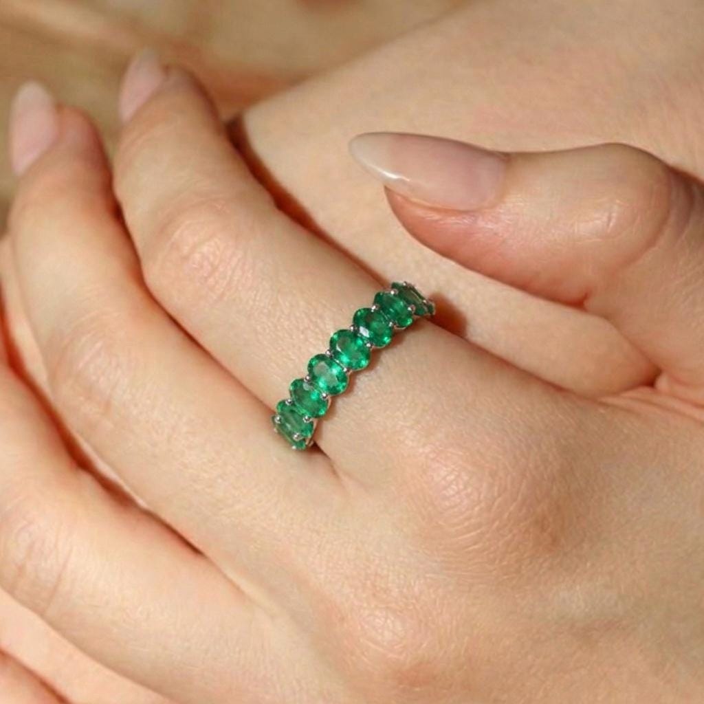 2.1CT Oval Emerald Wedding Band, Shared Prong Emerald Ring, Almost Eternity Ring, Classic Stackable May Birthstone Band
