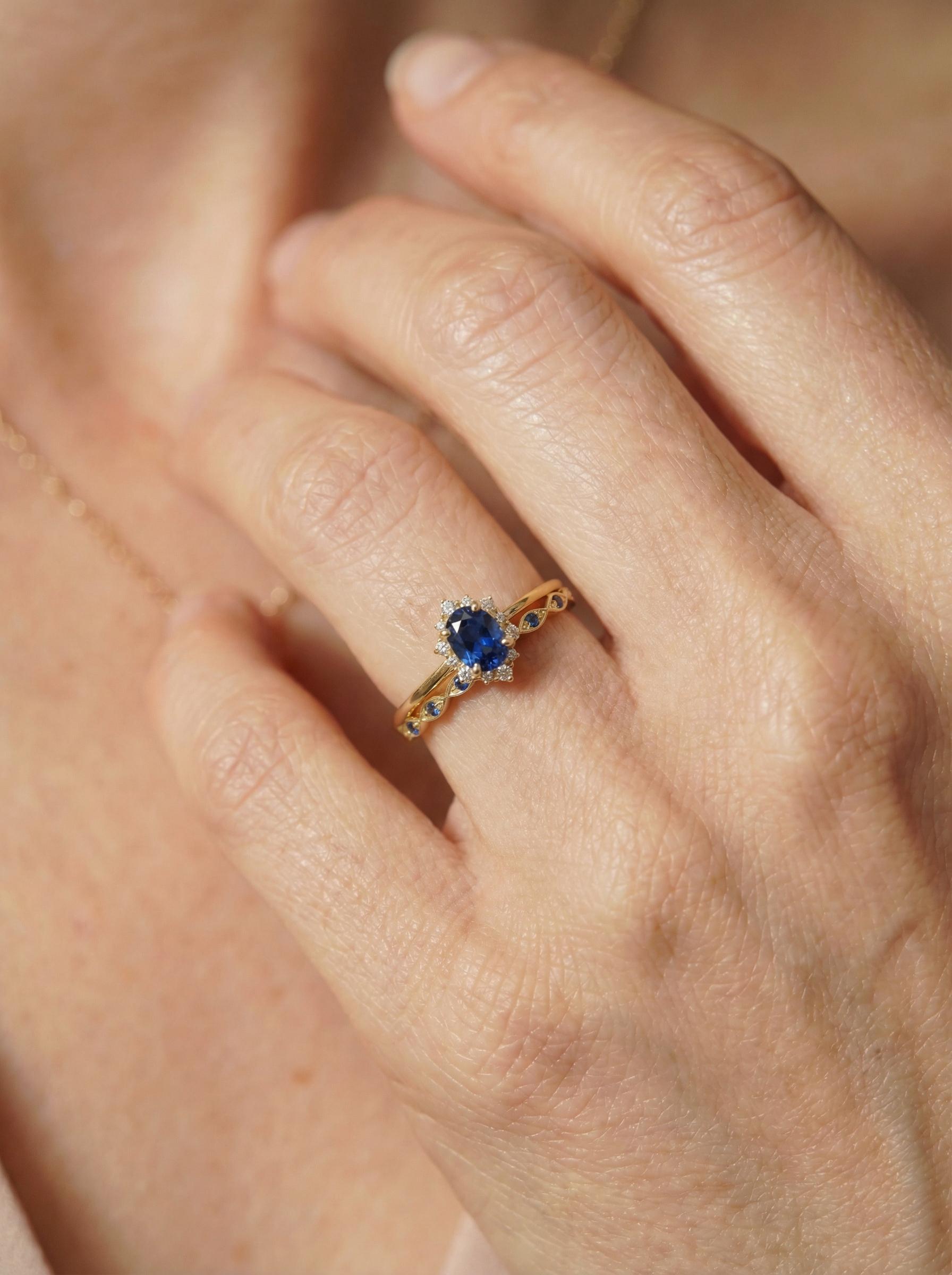 0.60ct Sapphire Engagement Ring Set, 18K Solid Gold Vintage Halo Wedding Ring for Women, Oval Bridal Set, September Birthstone