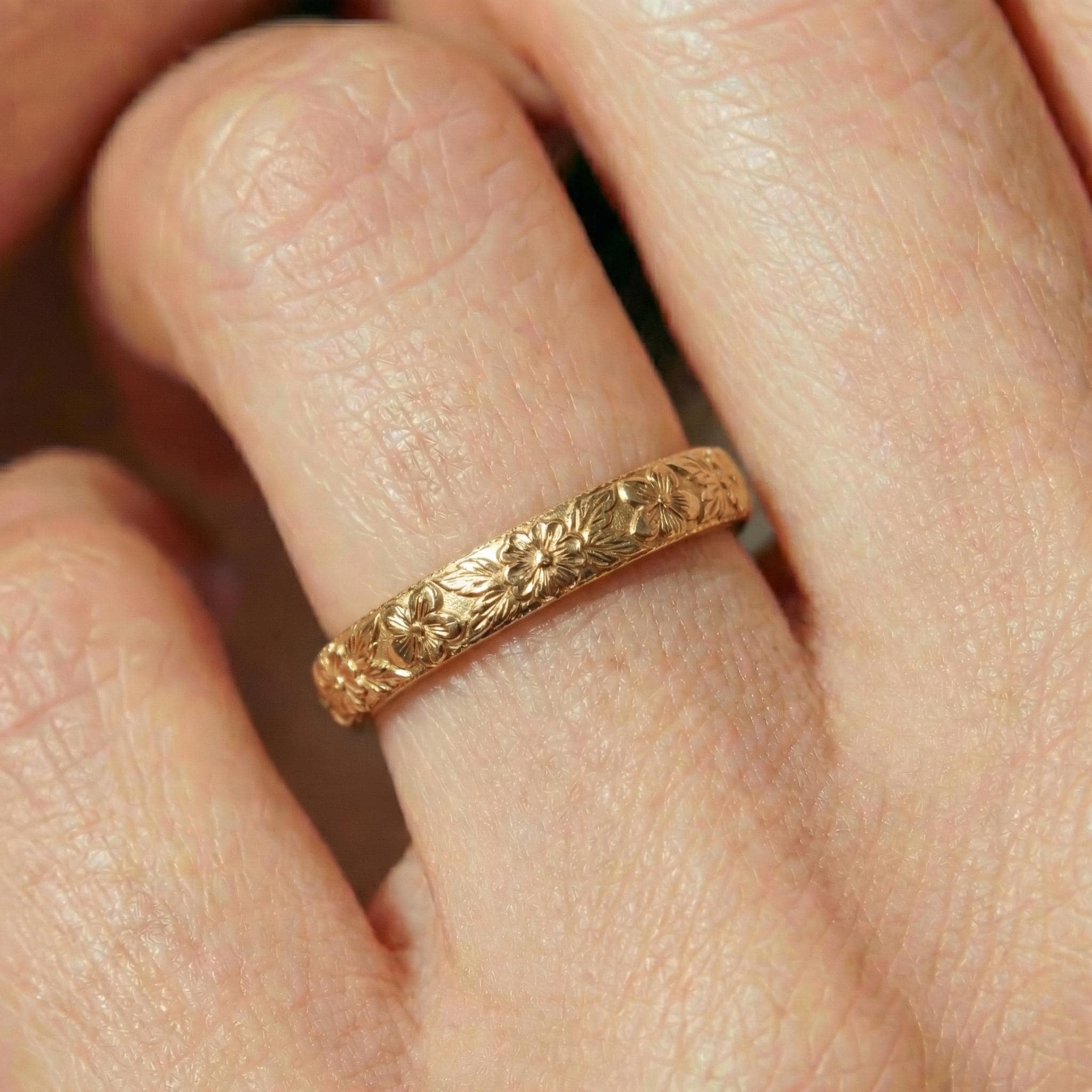 Violet Primrose Floral Wedding Band, Unique Flower 10K/14K/18K Plain Gold Antique Ring, February Birth Flower Band
