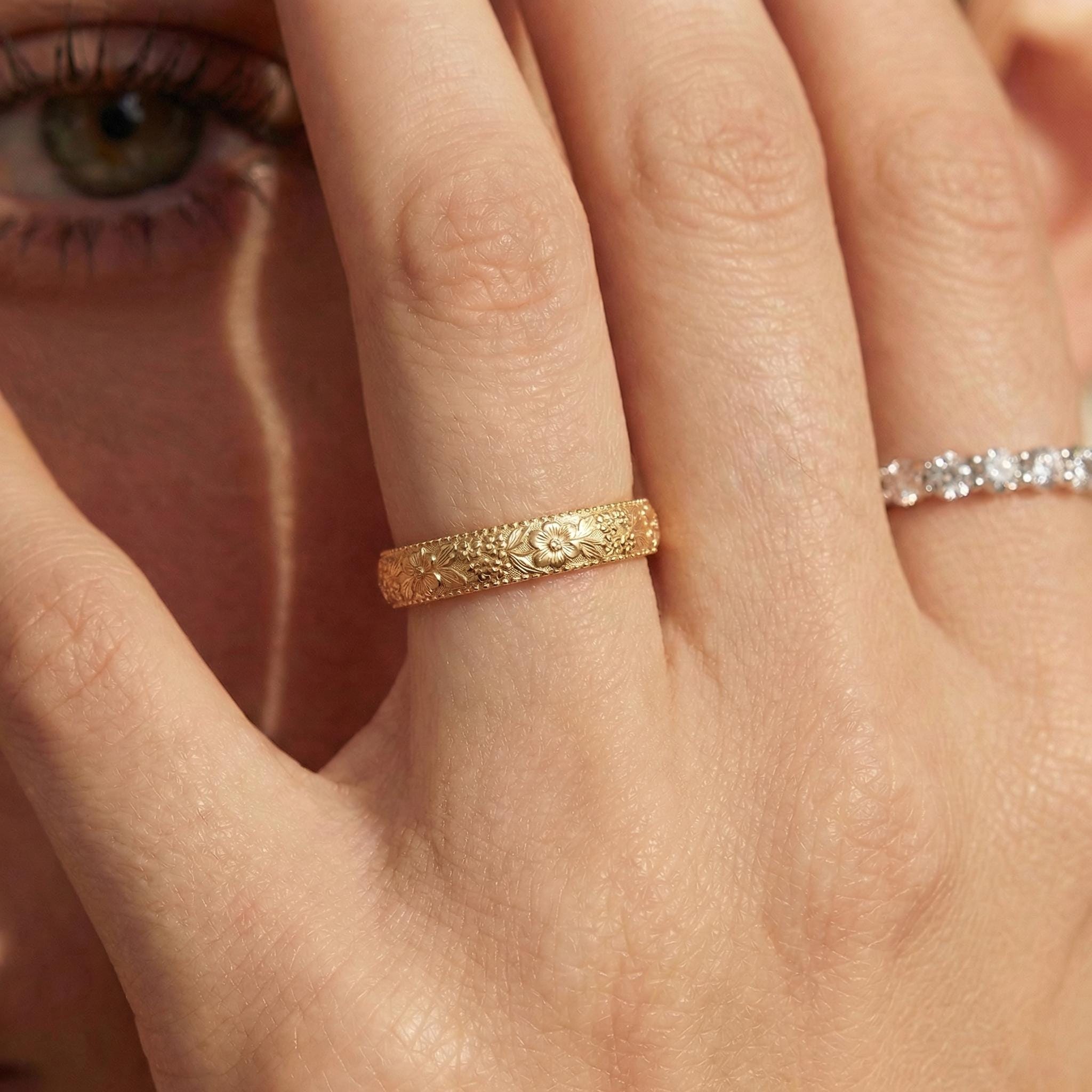 Daisy Floral Wedding Band, Unique Flower 10K/14K/18K Plain Gold Antique Ring, April Birth Flower Band