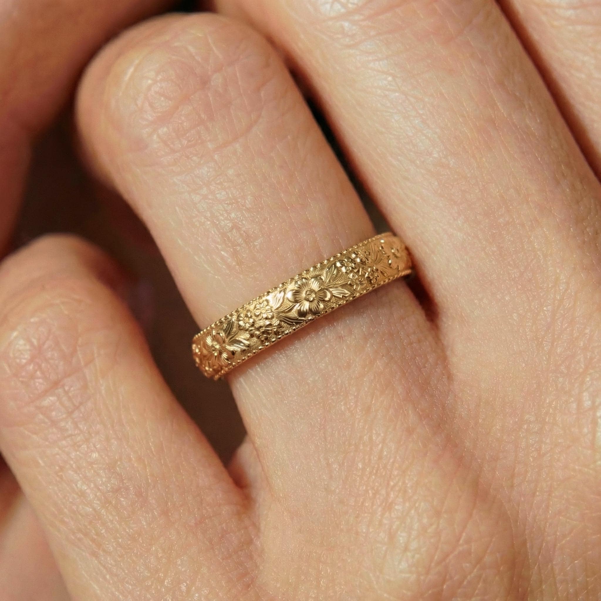 Daisy Floral Wedding Band, Unique Flower 10K/14K/18K Plain Gold Antique Ring, April Birth Flower Band