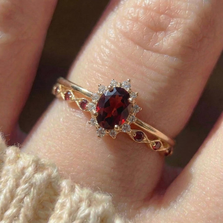 0.60ct Garnet Engagement Ring Set, 18K Solid Gold Vintage Halo Wedding Ring for Women, Oval Bridal Set January Birthstone