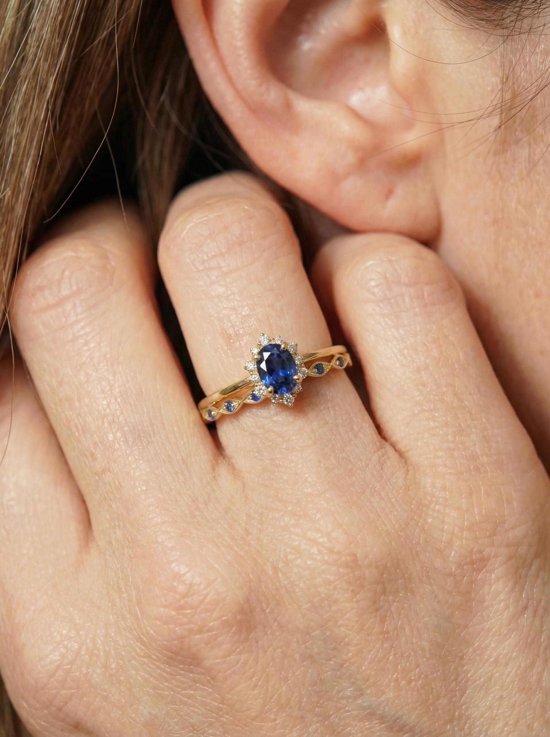 0.60ct Sapphire Engagement Ring Set, 18K Solid Gold Vintage Halo Wedding Ring for Women, Oval Bridal Set, September Birthstone