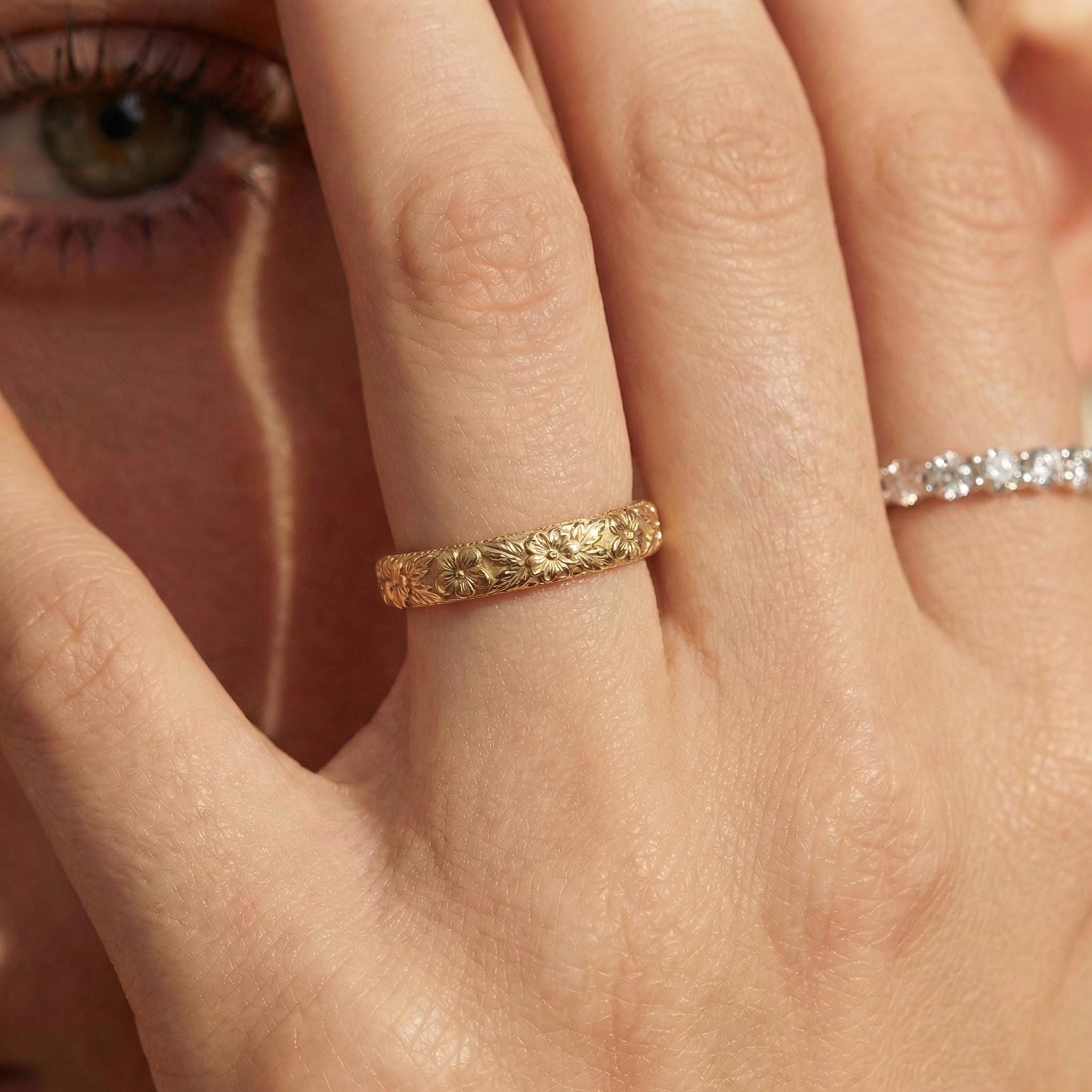Violet Primrose Floral Wedding Band, Unique Flower 10K/14K/18K Plain Gold Antique Ring, February Birth Flower Band