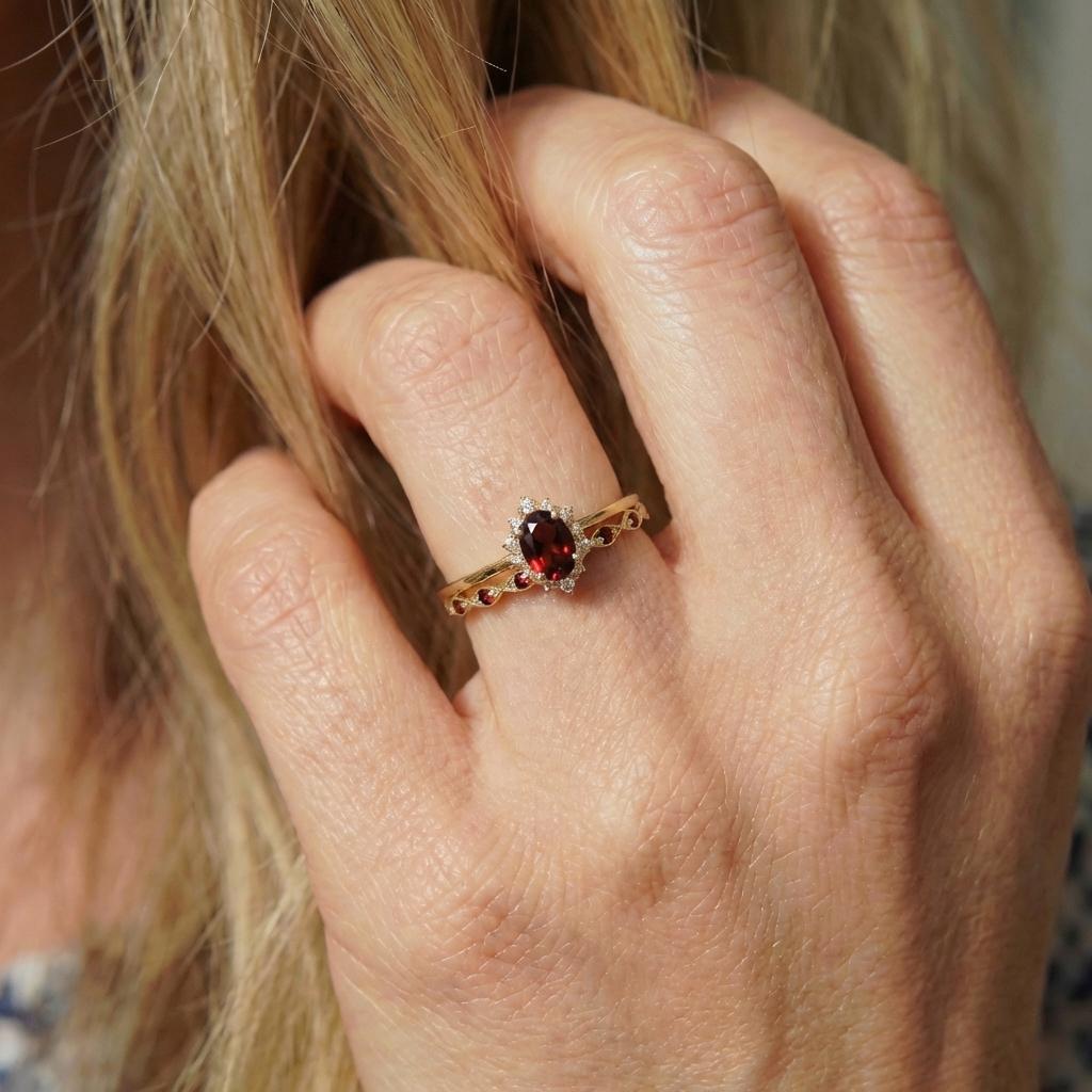 0.60ct Garnet Engagement Ring Set, 18K Solid Gold Vintage Halo Wedding Ring for Women, Oval Bridal Set January Birthstone