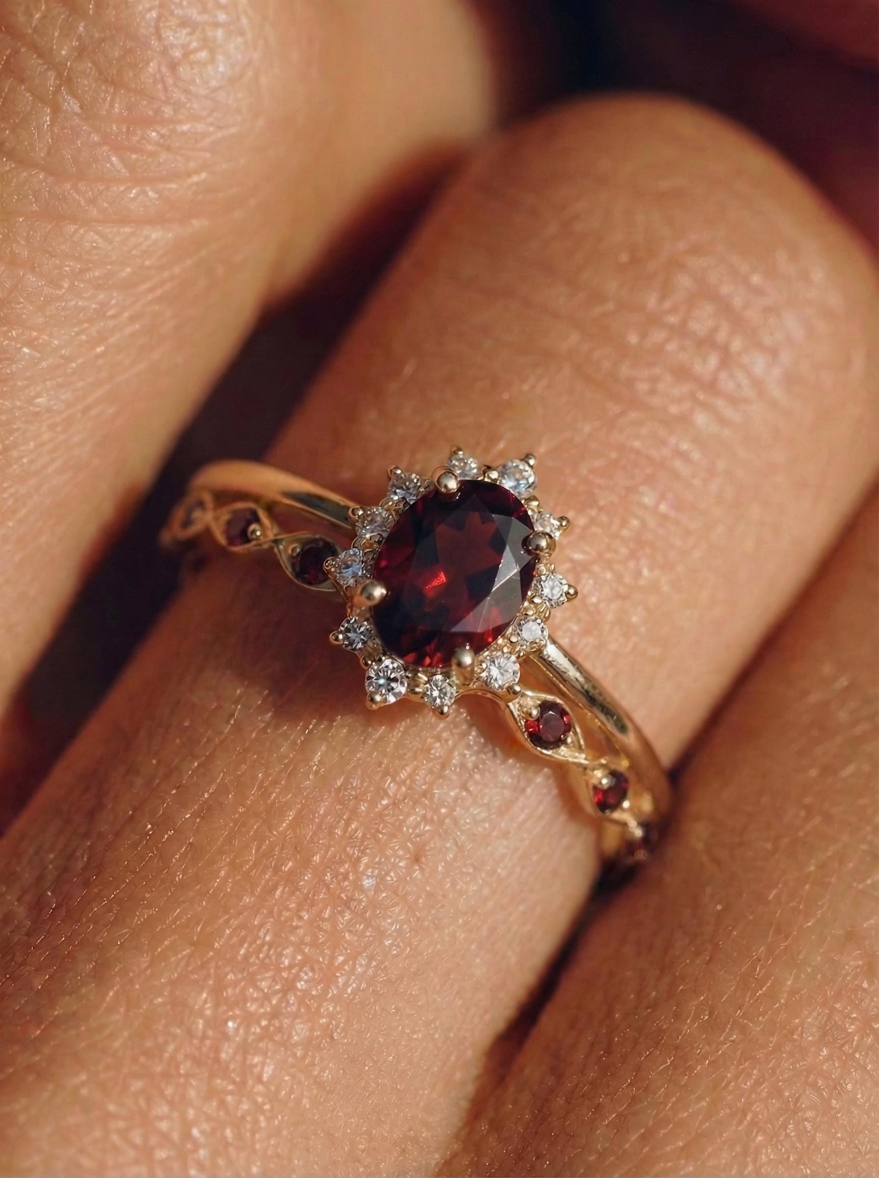 0.60ct Garnet Engagement Ring Set, 18K Solid Gold Vintage Halo Wedding Ring for Women, Oval Bridal Set January Birthstone