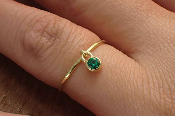 Emerald Charm Ring Dainty Green Gemstone Ring Minimalist Bezel Emerald Ring May Birthstone Ring Delicate Gold Stackable Ring Gift