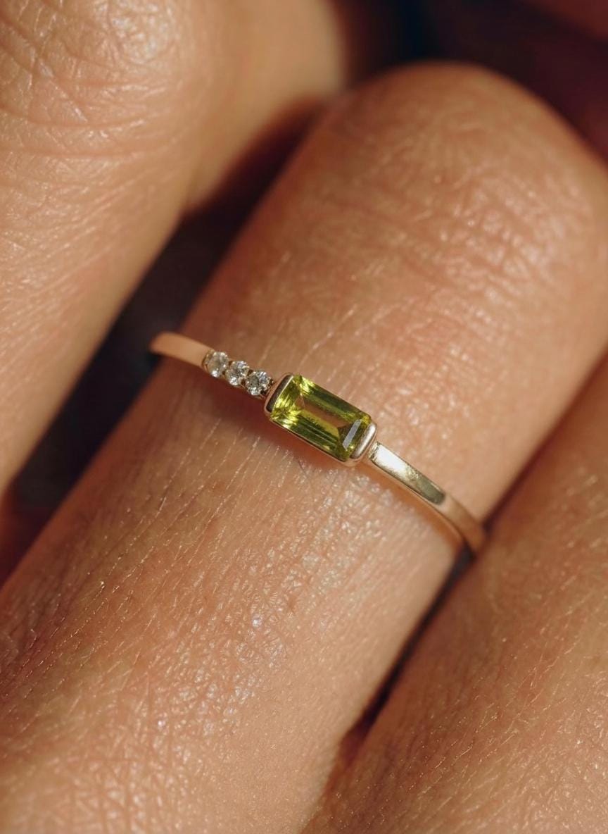Dainty Baguette Peridot Ring, Minimalist August Birthstone Ring, Personalized Birthstone Gift for Mom , Wife Gift