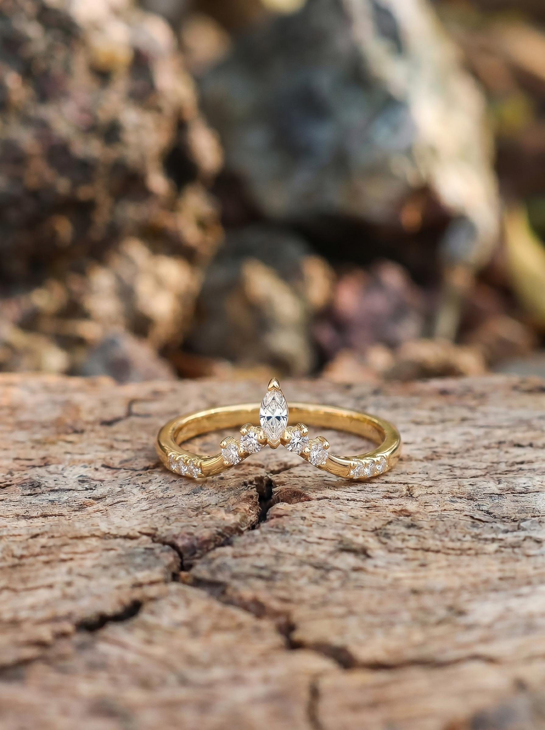 Moissanite Curved Wedding Band, Art Deco 10K/14K Solid Gold Ring, Chevron Stacking Band for Her, Minimalist Matching Band