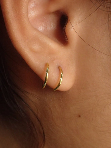 Tiny Double Hoop Twist Earrings / 11 MM Gold Plated Piercing Earrings / Mini Huggie Earrings / Sterling Silver Minimal Spiral Earring