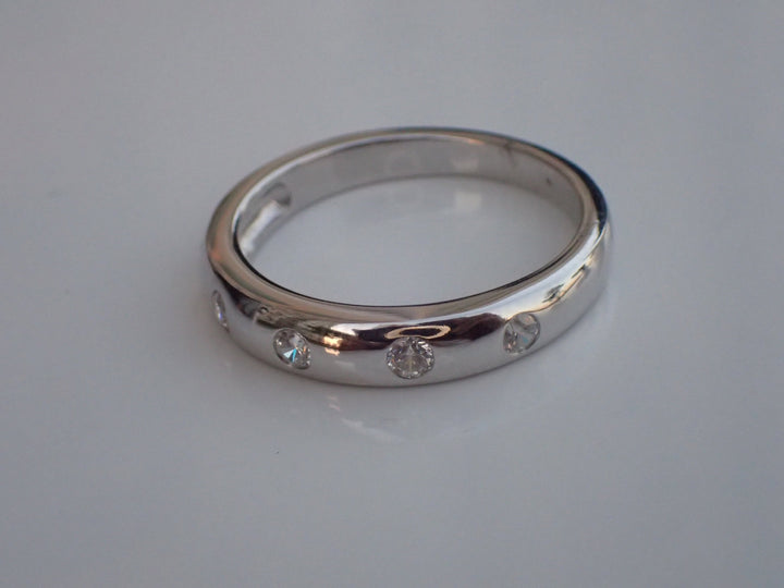 Flush Setting Diamond Wedding Band 5 Stones 14k Gold